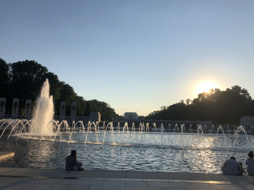 Keats_SCDSB's tweet photo. DC on foot walking tour! WWII memorial! @EJuly2018 @TeamEduTravel #spiritofamerica #edutravel2018 https://t.co/kyyoBpTe8A
