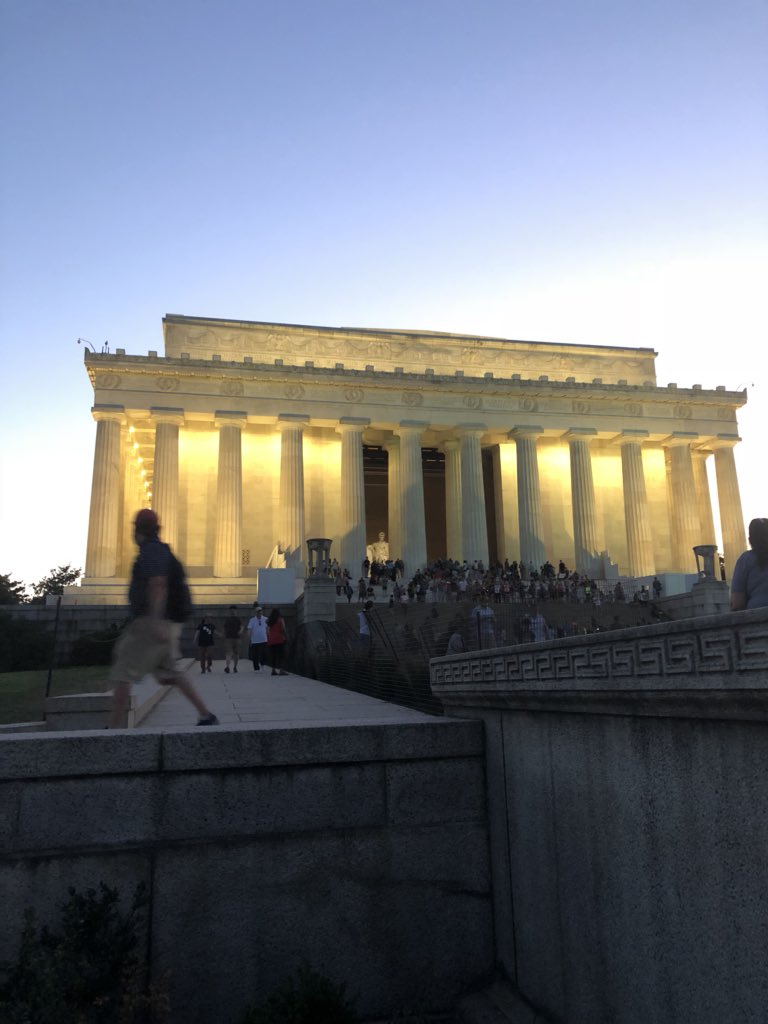 Keats_SCDSB's tweet photo. DC on foot walking tour! Lincoln memorial! @EJuly2018 @TeamEduTravel #spiritofamerica #edutravel2018 https://t.co/wnK29qzg5l