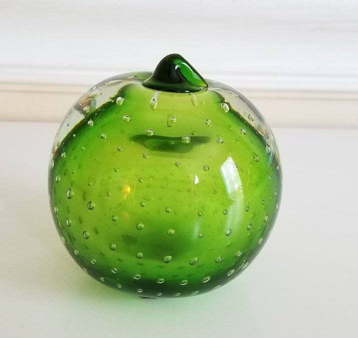 Hand Blown Green Apple, Apple Paperweight, Mid Century Glass Apple,  Murano Glass Apple, Hand Blown Glass Fruit, Bullicante, Bubbles, 1960s tuppu.net/664998c4 #JunkYardBlonde #Etsysellsvintage #Gotvintage #GlassApple