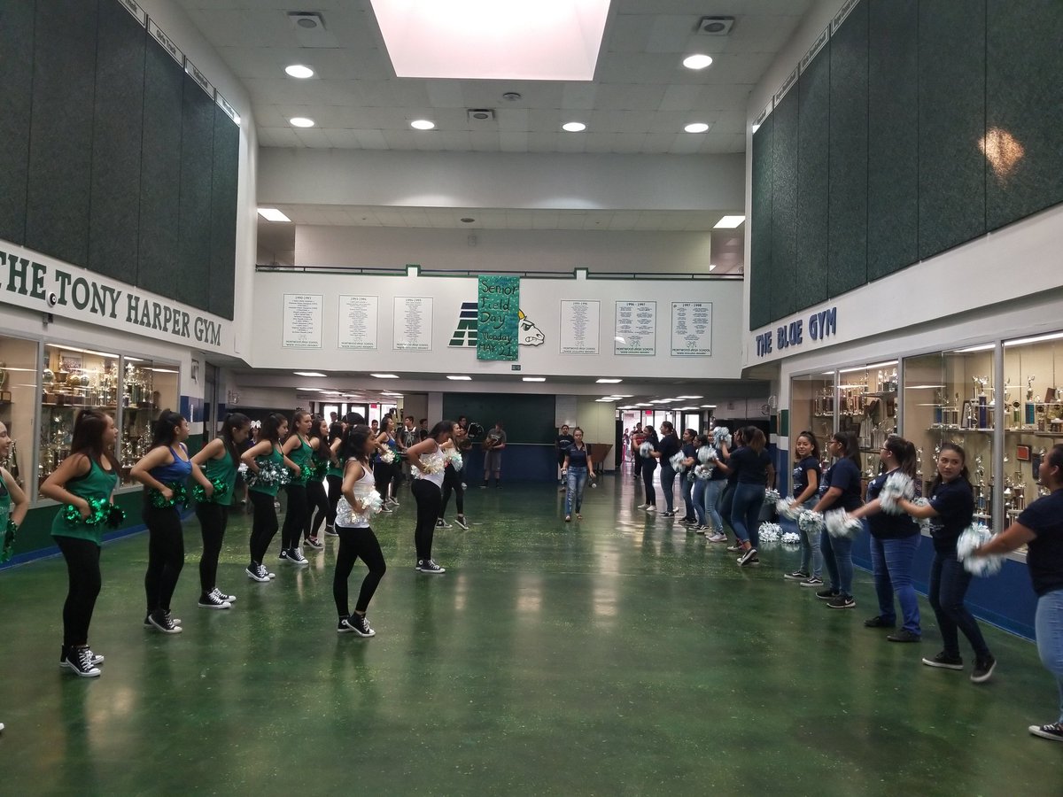 SISD_HS's tweet photo. 9th grade registration at Montwood High School, welcome class of 2022 #TeamSISD #earnyourhorns @mhs_emeralds @MontwoodHSCheer @MHSNHSRAMS @MontwoodAVID @Mrs_Rios_mhs @PlayerAna #saphires #ramband https://t.co/yE4kSU62uZ