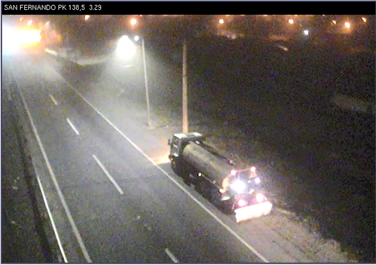 Victor_Curico's tweet photo. 🛑 De @rutadelmaipo | Debido a las bajas temperaturas en #Ruta5Sur se realiza aplicación de cloruro de Magnesio en pavimento, para control del hielo.
Esto se realizará, desde el sector de #SaFernando- #RioClaro, por ambas pistas. https://t.co/6v1hqOB0co