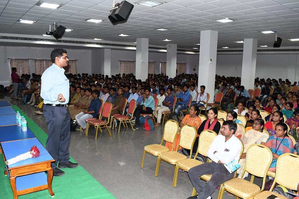 CipetV's tweet photo. V Kiran Kumar , Director & Head, #CIPETVijayawada Expert lecturer on #BeatPlasticPollution by #recycle and #reuse. Addressed the corrective use of #plastics and disposal on #18july2018 for IEEE Students & Environment club #environmentfriendlyuseofplastics Dcpc Goi Cipet HO https://t.co/Ihb999icZL