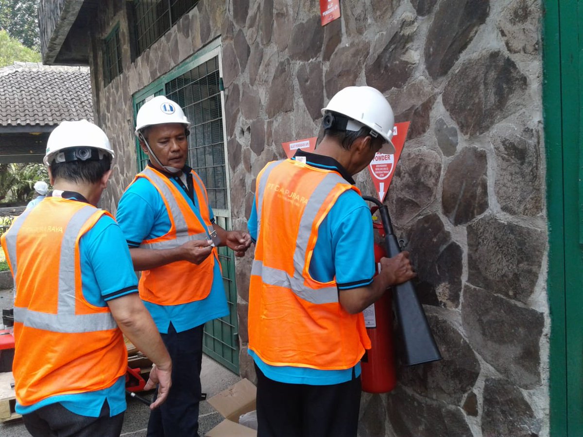gapuraraya's tweet photo. Pemasangan alat pemadam api & box alat pemadam api di PT. Equilindo Asri - Sukabumi,
Kamis 19 July 2018
#gapuraraya #ptequilindoasri #surveyalatpemadamapi #proteksikesehatan #inspeksi #alatpemadamapi #kebakaran #safety #firefighter #garrafire #garralube #fireblanket #boxapar https://t.co/YiJ0EjfbvN