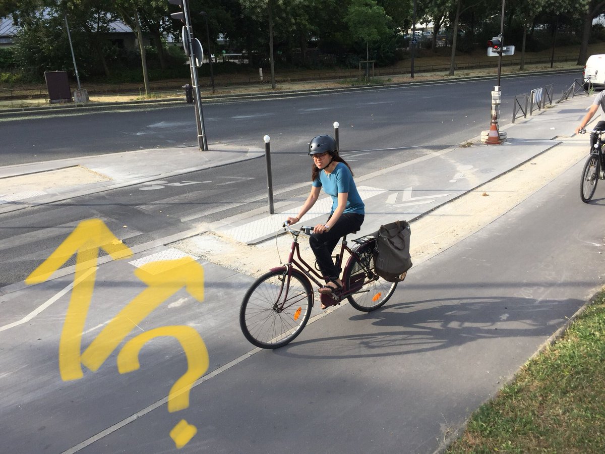 FARaVelo's tweet photo. Cette mise en danger des personnes à vélo sur la piste qui descend la rue Julia Bartet perdure malgré notre signalement dans #dansmarue. Pourtant les 🚗 ont été sauvées tout de suite! Nous en appelons à @carine_petit https://t.co/bJexPzQ0eY #CoCoVert https://t.co/hFha9M7ySE