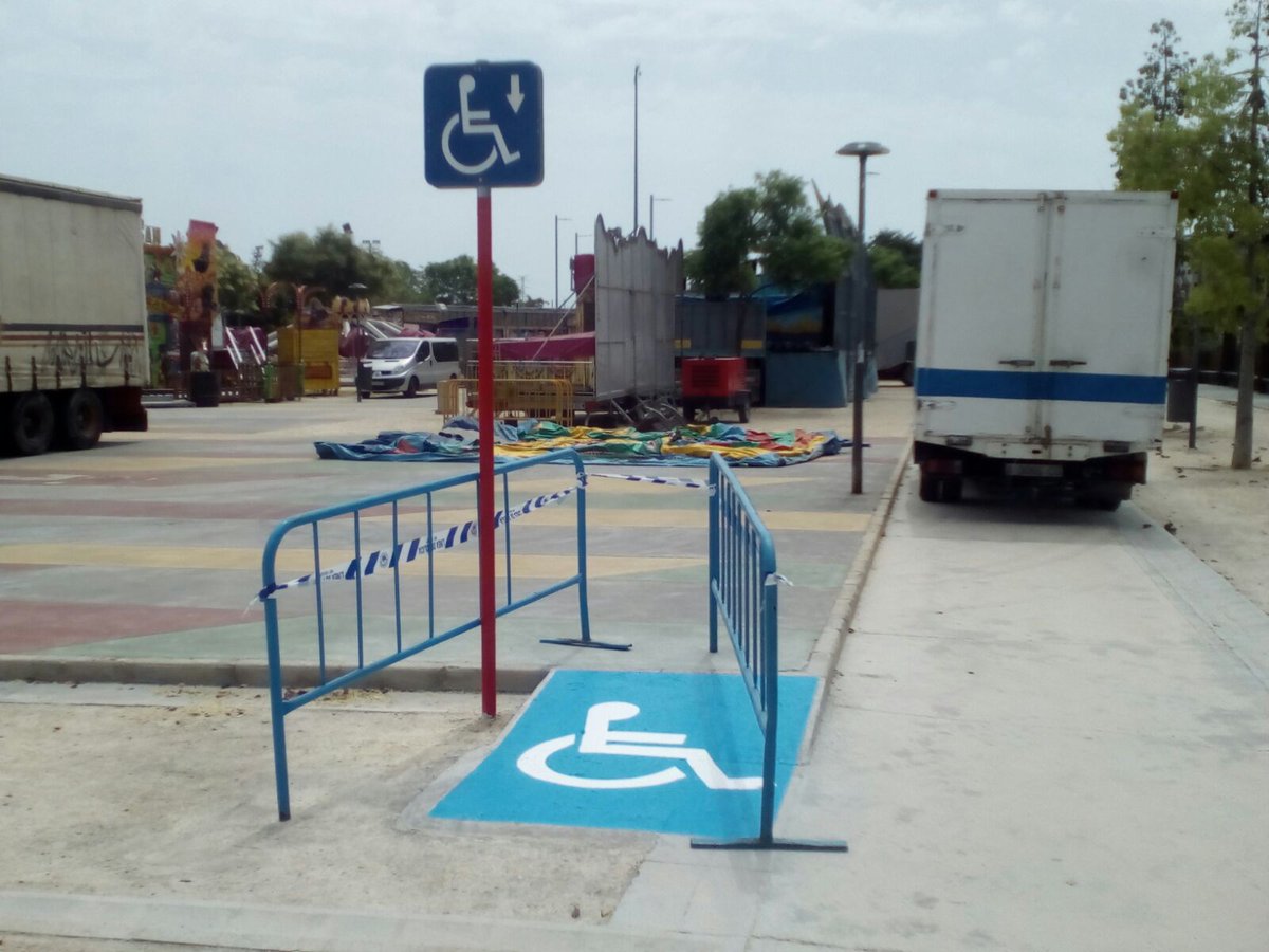PoliciaTorrent's tweet photo. Tots a la 🎡! A partir del dia 20 i fins al 30 de juliol, la fira d’atraccions estarà en Parc Central. A més, hem millorat l’accessibilitat per a persones amb mobilitat reduïda. Els 👧🧑 esperen ansiosament este moment, i els pares i mares esperaran mentre ells pugen a les 🎠! https://t.co/b6J2gfnXfU