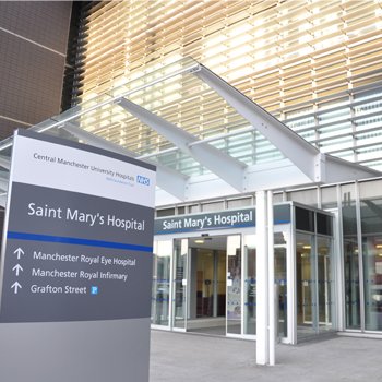 MFTnhs's tweet photo. 11 Consultant Obstetricians and Gynaecologists have been recruited to the @SMH_GynMatNicu team in recent months. These new posts are based across St Mary’s, @WythenshaweHosp and @NorthMcrCO_NHS. Read our latest @MFTnhs #continuingtoshine case study: https://t.co/pjce6pnYn6 https://t.co/GL4Hz84cyG