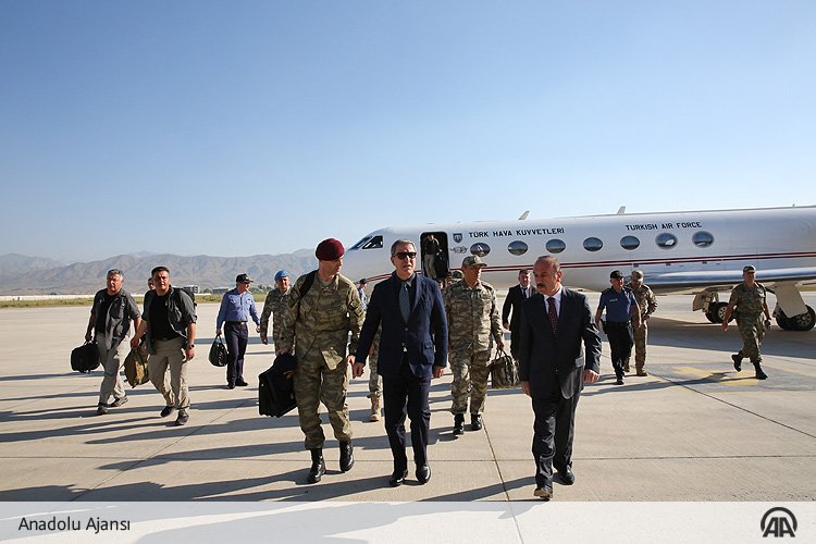 ❝Çok şükür yukarıdan aşağı süpüre süpüre bu alçak teröristleri hudutlarımızın dışına attık, teröristleri takibe devam ediyoruz❞

Milli Savunma Bakanı Akar, ilk ziyaretini Dağbaşı Üs Bölgesi'ne yaptı v.aa.com.tr/1208146