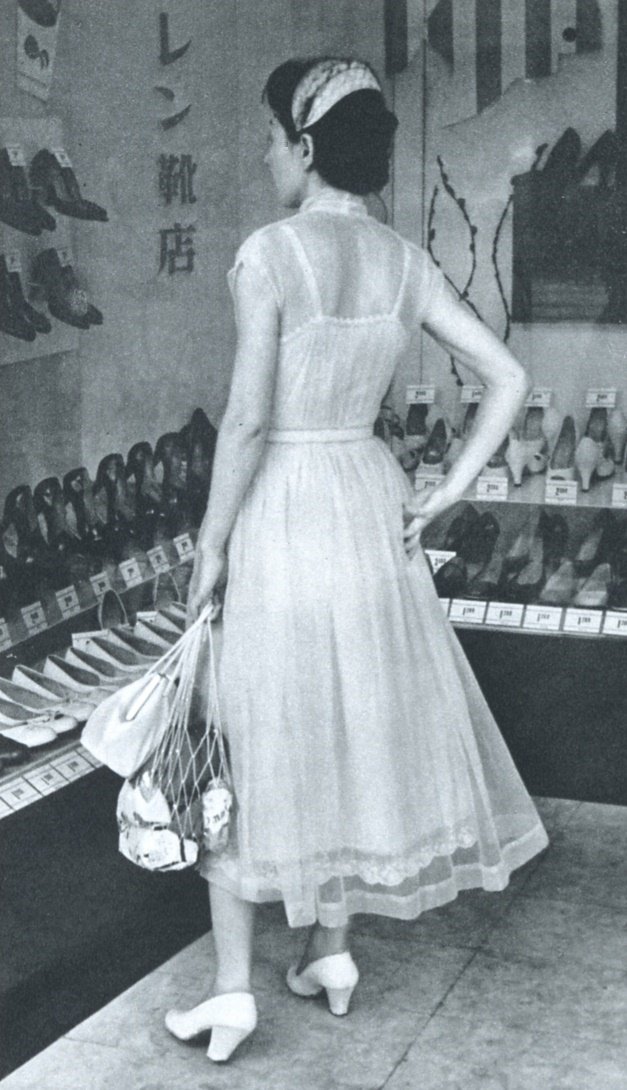 明治・大正・昭和の写真 on Twitter &quot;1957年（昭和32年）頃。背中が透けて見えるナイロンブラウスを着て、買い物をしている女性