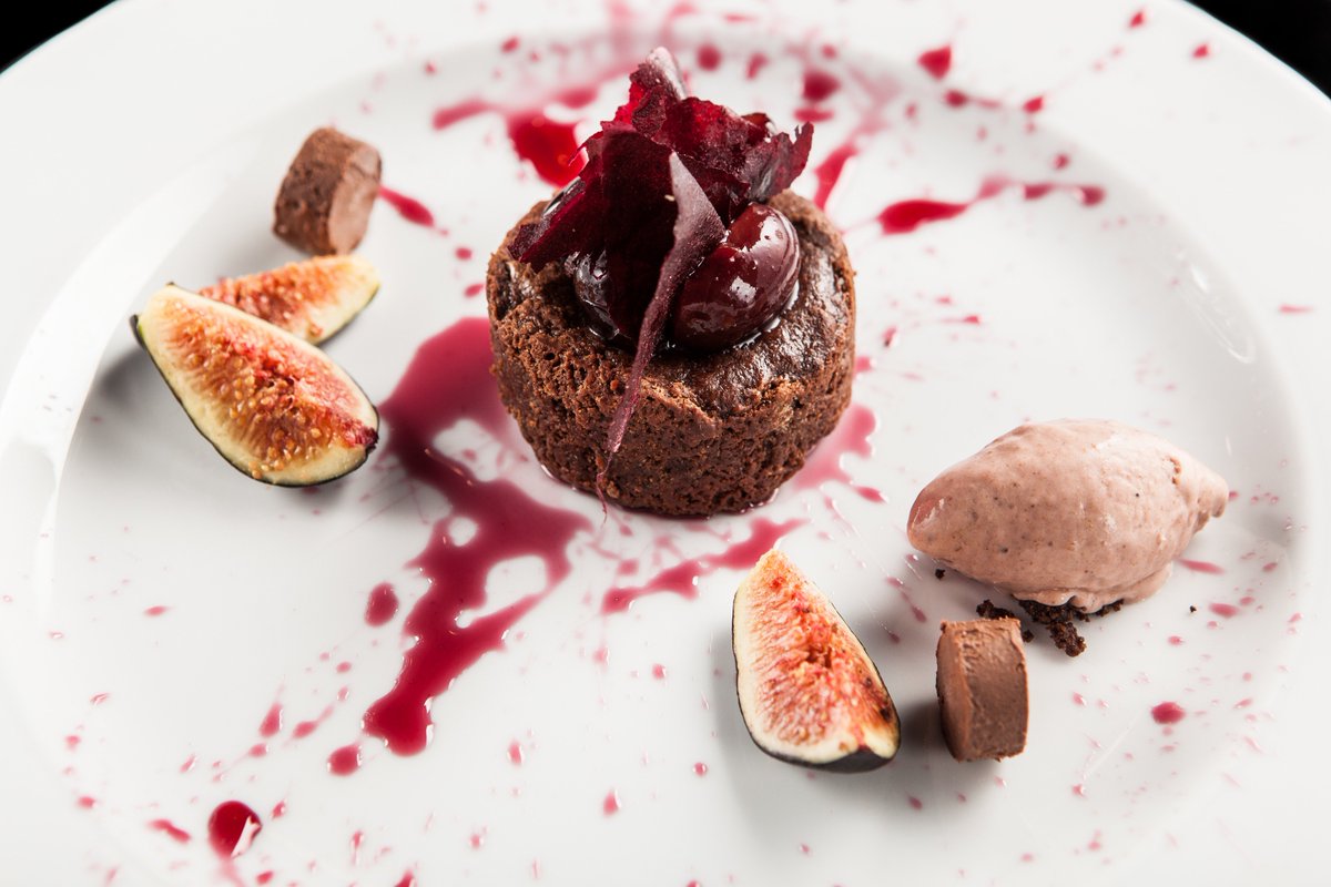 soy_comensal's tweet photo. Molten de Chocolate con Cerezas maceradas en Oporto, Acidita Piel de Cereza, Higos rostizados acompañado con Helado de Higos y Oporto, este postre fue mi favorito de la noche. https://t.co/xwGqdSGJ18