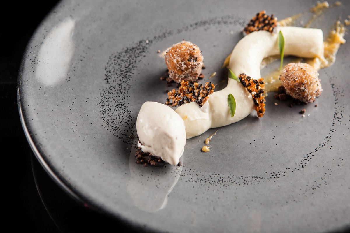 soy_comensal's tweet photo. Mousse de Miel, con Crema de Ajonjolí, con Crujiente de Ajonjolí y Chocolate servido con Helado de Ajonjolí. https://t.co/eEdJ9Yifxn