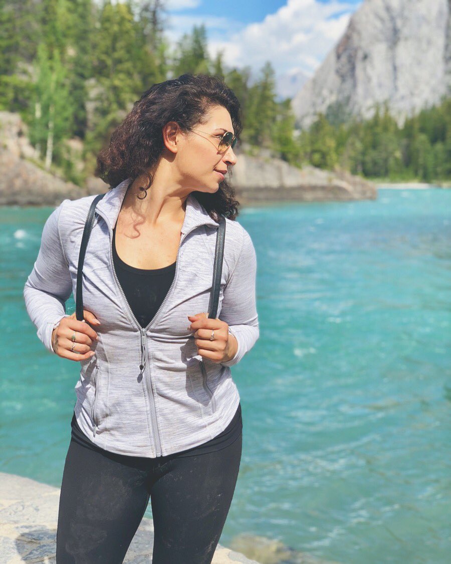 Just around the river bend... 🌿🌲🌊
.
.
.
#canada #banff #hiking #friends #beautiful #nature #wanderlust #lesmizus #lesswingerables #blueskies #bluewater #lesmiserables #hiking #pochahontas #justaroundtherivernend #happiness #mountains #workingout #curlygirl #devacurl