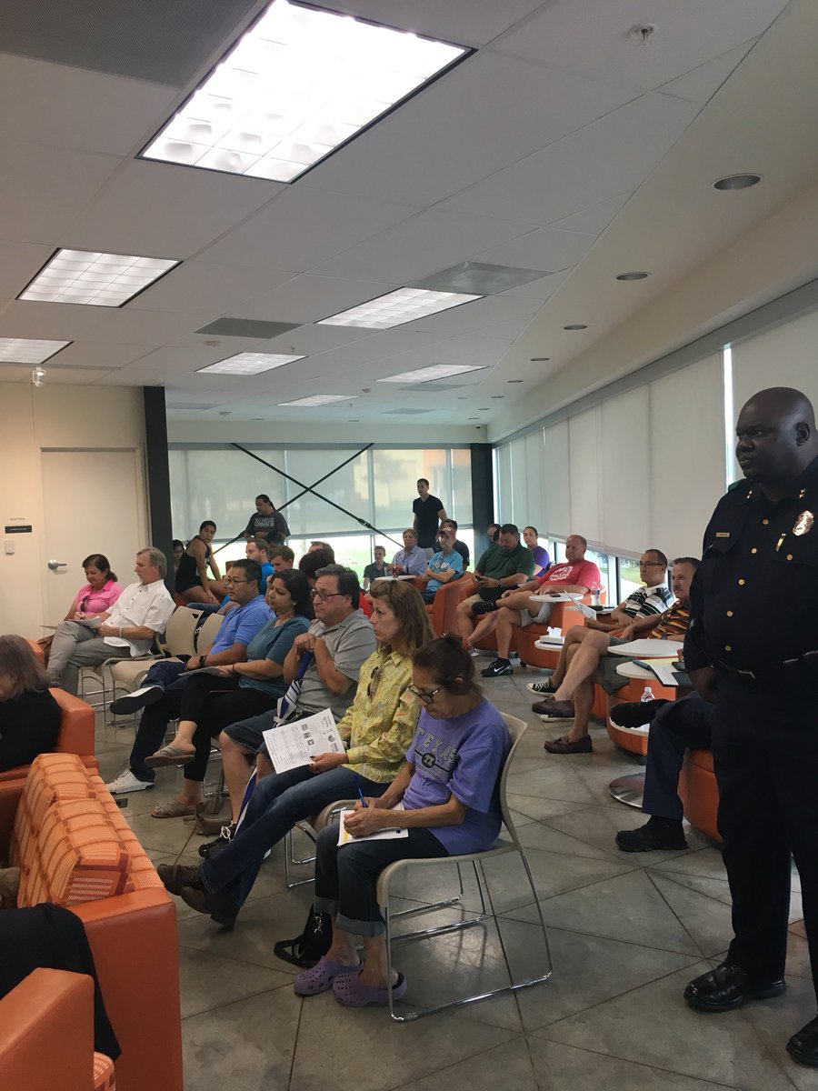 DPDNWNPO's tweet image. Great turn out for tonight’s Maple Lawn Crime Watch! @ChiefHallDPD @DPDMajorG