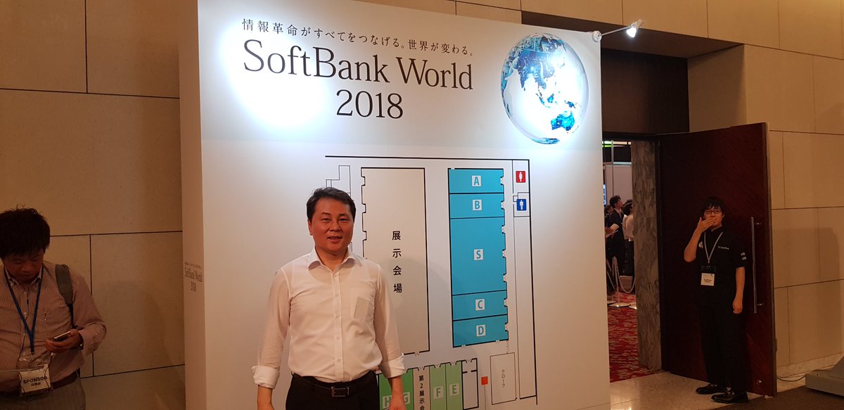 funkey_pay's tweet photo. Hello #Japan!! #funkey_pay is attending Softbank Convention today. #funkey_pay's CMO Brian Kim was warmly welcomed by ObEN's #ProjectPAI at the booth. https://t.co/j2lqG3Y1Rm