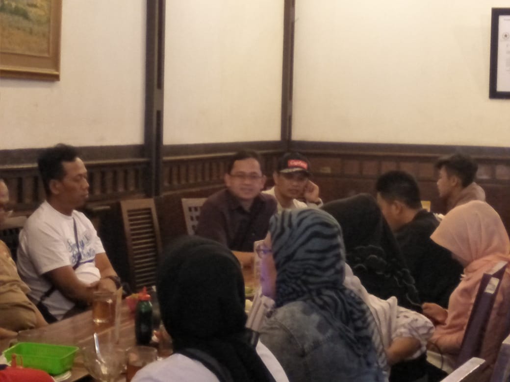 Alhamdulillah ...silaturahim dengan para #SaksiTps @Kel_grd @kecamatan_andir memberikan makna kita tetap #pantangmundur
#pks2019menang
@PKS_Bandung