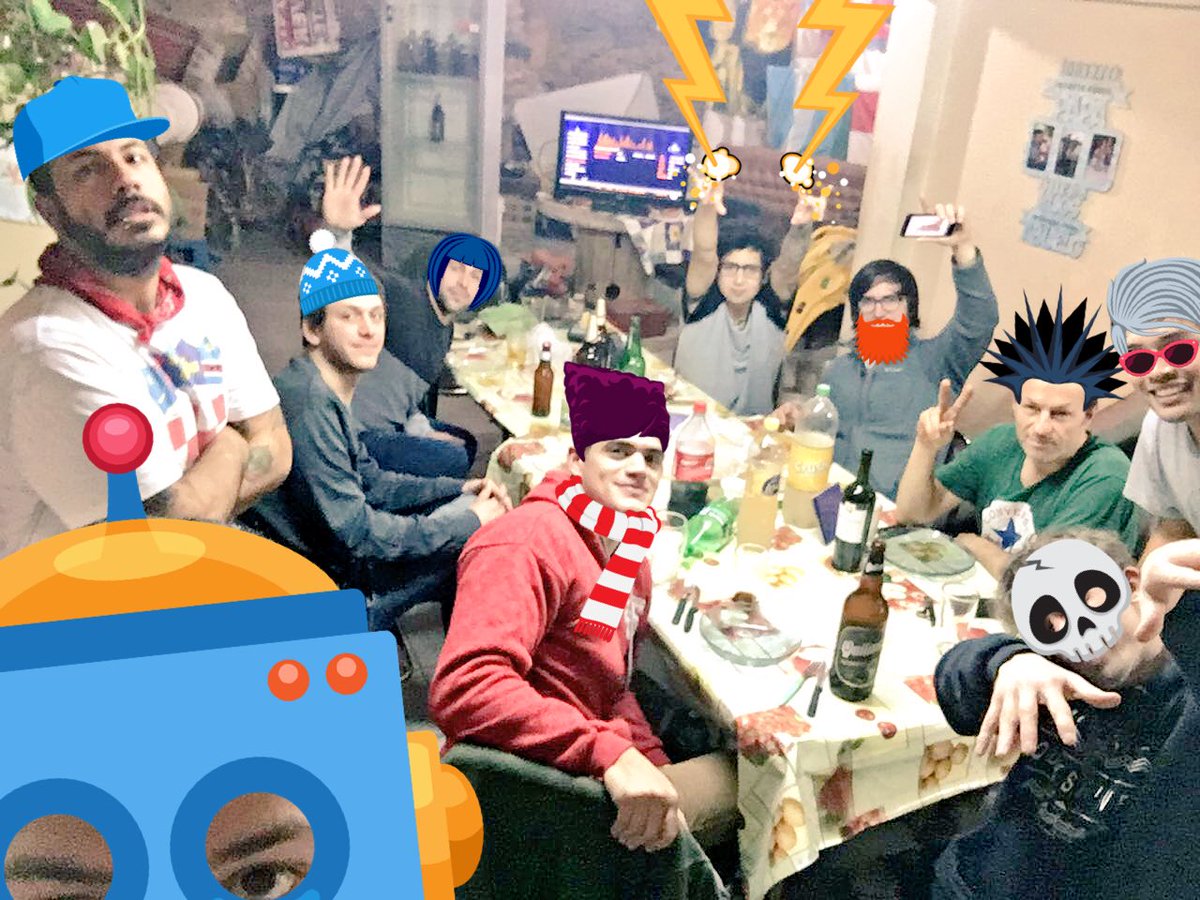 Después de la presentación de STAGE 1 de este sábado, reunimos el team para dignificar con un pollito al disco. Este domingo nos presentaremos en #SKATEALSUR festival de cultura skateboarding Puerto Madryn.