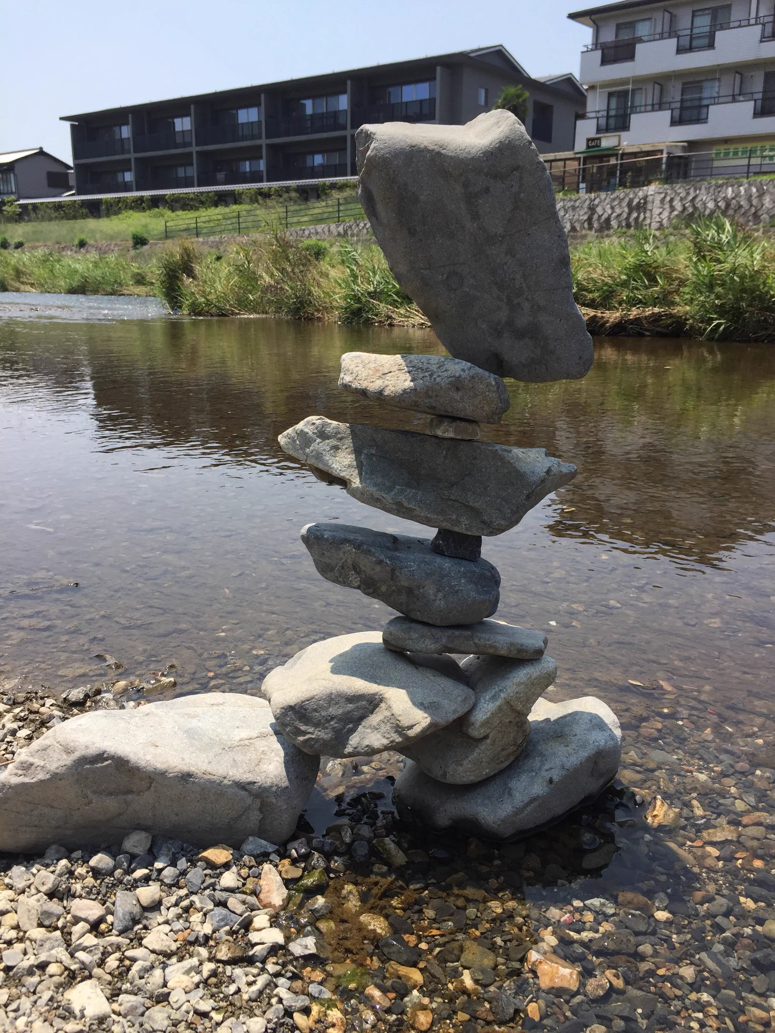 すごすぎかよｗｗ川にいってみたらなぜか珍妙が披露されてたｗｗ