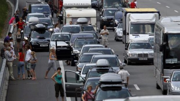 'Moe achter het stuur is net zo gevaarlijk als rijden met een slok op' rtlnieuws.nl/nederland/moe-…