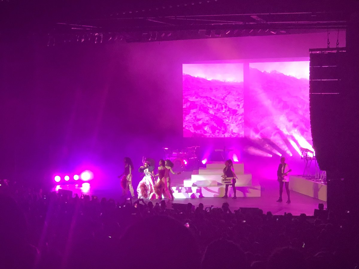 FitFlyFellow's tweet image. Finally got a chance to experience @JanelleMonae LIVE tonight for the #DirtyComputerTour at the @HULU Theater at MSG and she such a phenomenal artist and entertainer. If you haven’t seen her on tour yet, this is a must! 💖