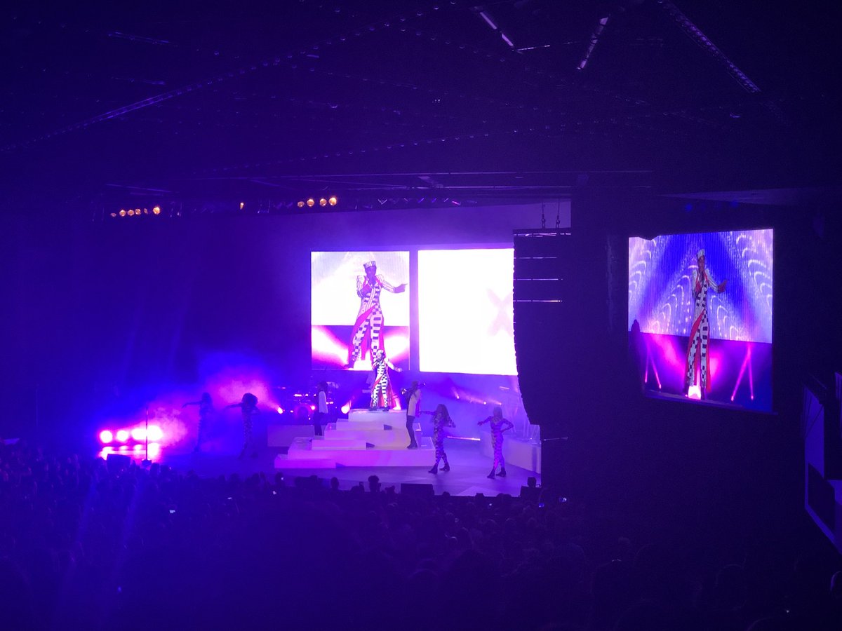 FitFlyFellow's tweet image. Finally got a chance to experience @JanelleMonae LIVE tonight for the #DirtyComputerTour at the @HULU Theater at MSG and she such a phenomenal artist and entertainer. If you haven’t seen her on tour yet, this is a must! 💖