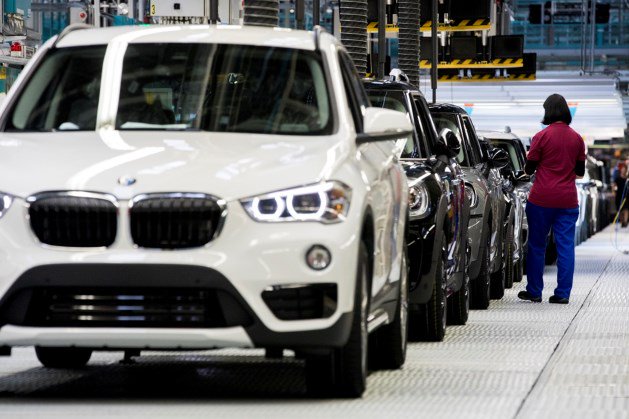 Werknemers van autofabriek VDL Nedcar in Born leggen vanaf vanavond het werk voor 48 uur neer. Ze voeren actie voor een betere cao bit.ly/2L6xOMk