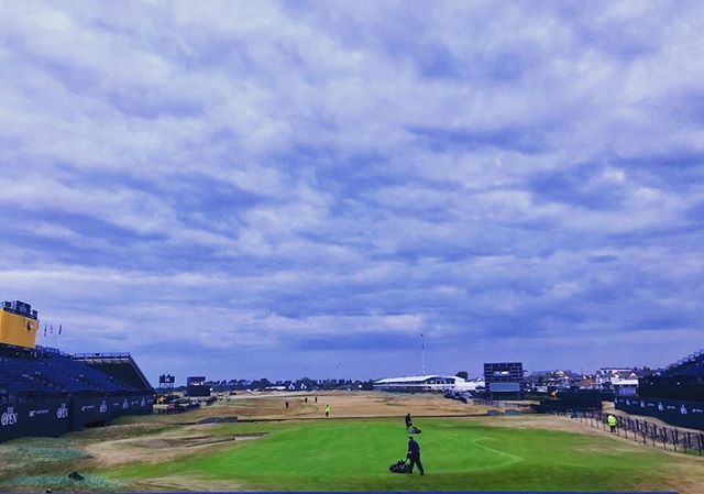 Warmup time @theopen  #golfhealthandfitness #golfhealth #golfperformancetherapy #optimalhealth #manualtherapy #softtissuetherapy #essentialoil #turmeric #cuppingtherapy #recoverwell #preparationtime #golfwarmup #golfactivewarmup #breathing #optimalhydrat… ift.tt/2NYGyBY