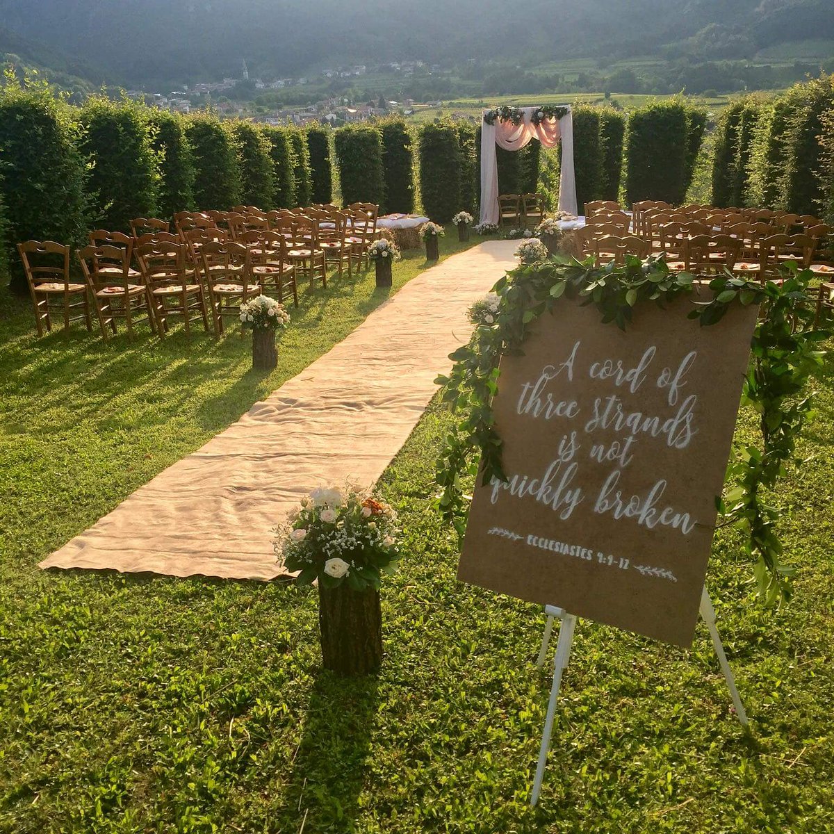 Just imagine the stunning romantic feeling of a special  wedding in Italy.., a breathtaking scenery! 
#weddinginitaly #italywedding  #destinationwedding #weddingflower #weddingplanning #marriageitalie #engaged #weddingplanner #italyweddingplanner #justengaged #wedding