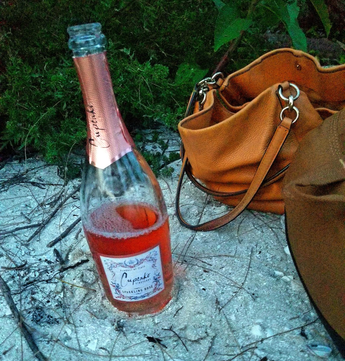 HadMerlot's tweet image. Did you know you can tell how sweet your glass of #wine is without even tasting it? It's all about the swirling technique. Just as honey sticks to the side of its bottle, so does sweet wine. So, after swirling check how much residue is left on the glass. More residue=more sugar😘