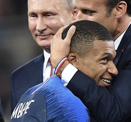 LaCABAT's tweet photo. Quand on parle encore des #blessésdeguerre 3 jours après la finale de la Coupe du monde de football, grâce au Président de la République @EmmanuelMacron et au bracelet bleu-blanc-rouge 🇫🇷 qu’il portait.

MERCI pour eux !!!

⭐️⭐️ https://t.co/seyKI7Z4bS