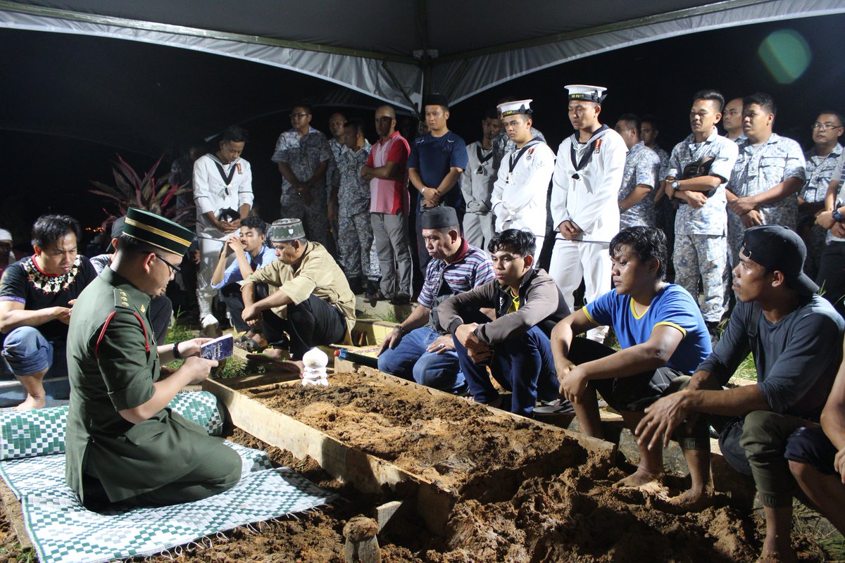 Jenazah Allahyarham Kdr Noor Azhar bin Borhan TLDM, Pegawai Memerintah KDST yang ke-35 telah selamat disemadikan di Tanah Perkuburan Megah Jaya sekitar jam 9 malam tadi. 
Semoga rohnya dicucuri rahmat dan ditempatkan dikalangan orang2 yg beriman.