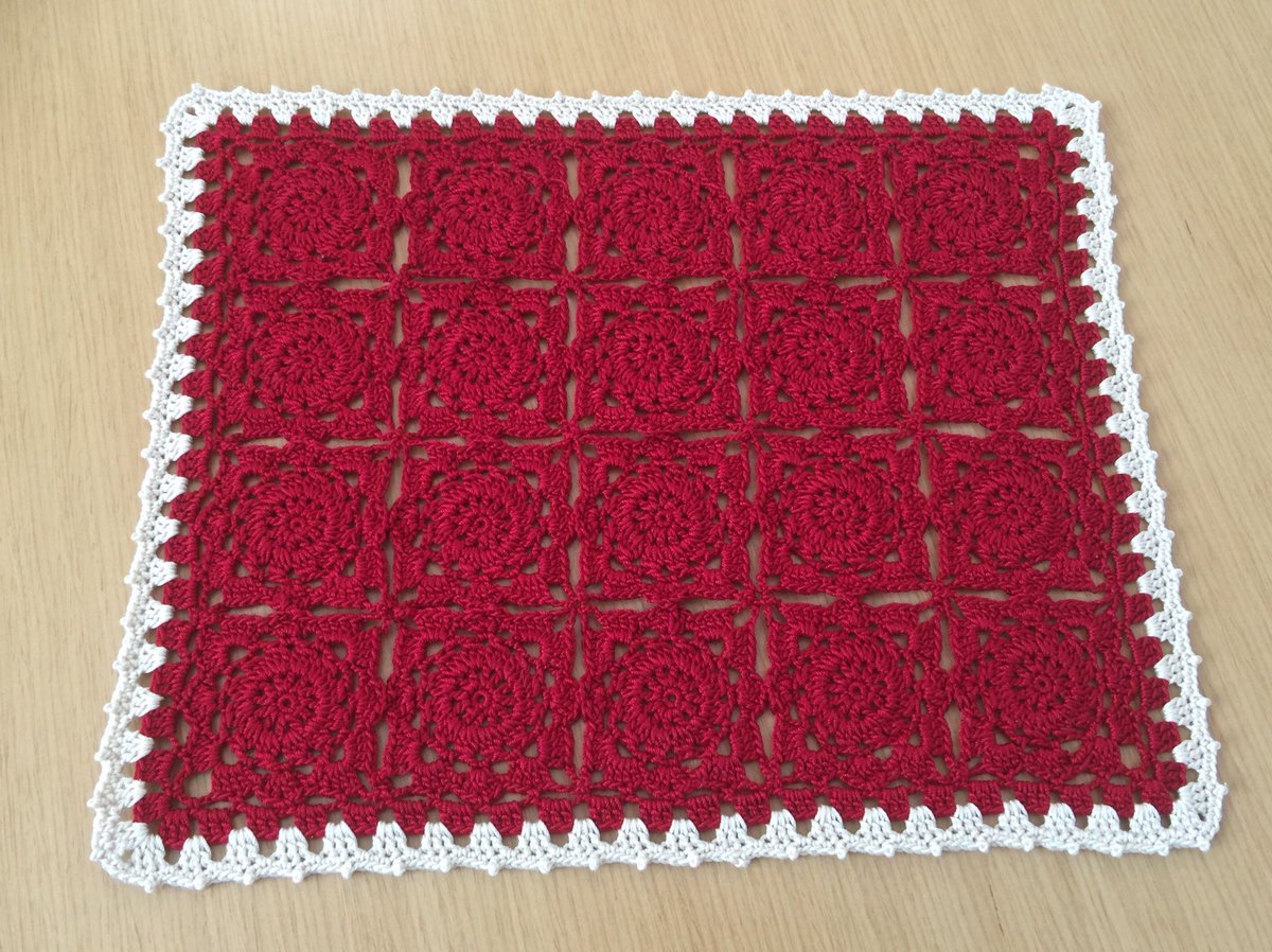 Kana على تويتر Atelier Mati さんのモチーフ繋ぎのドイリー完成 これくらいの長方形が良かったので1段減らしました またこのエミーグランデの色が素敵なんです 3枚目は色が変わって写っています 素敵な 編み図をありがとうございました かぎ針編み