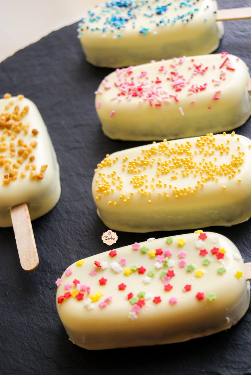 BimbasCupcake's tweet photo. ¿Os apetece un delicioso magnum de chocolate blanco con red velvet? 🤤🤤
Aunque por su aspecto parezca un helado, se trata de un 🔝 cakesicle🔝, la novedad del verano 🌞
Si queréis uno, ¡contactad con nosotros! #bimbascakes #cakesicle #redvelvet #paletadebizcocho #figueres https://t.co/uucF9FiiuG