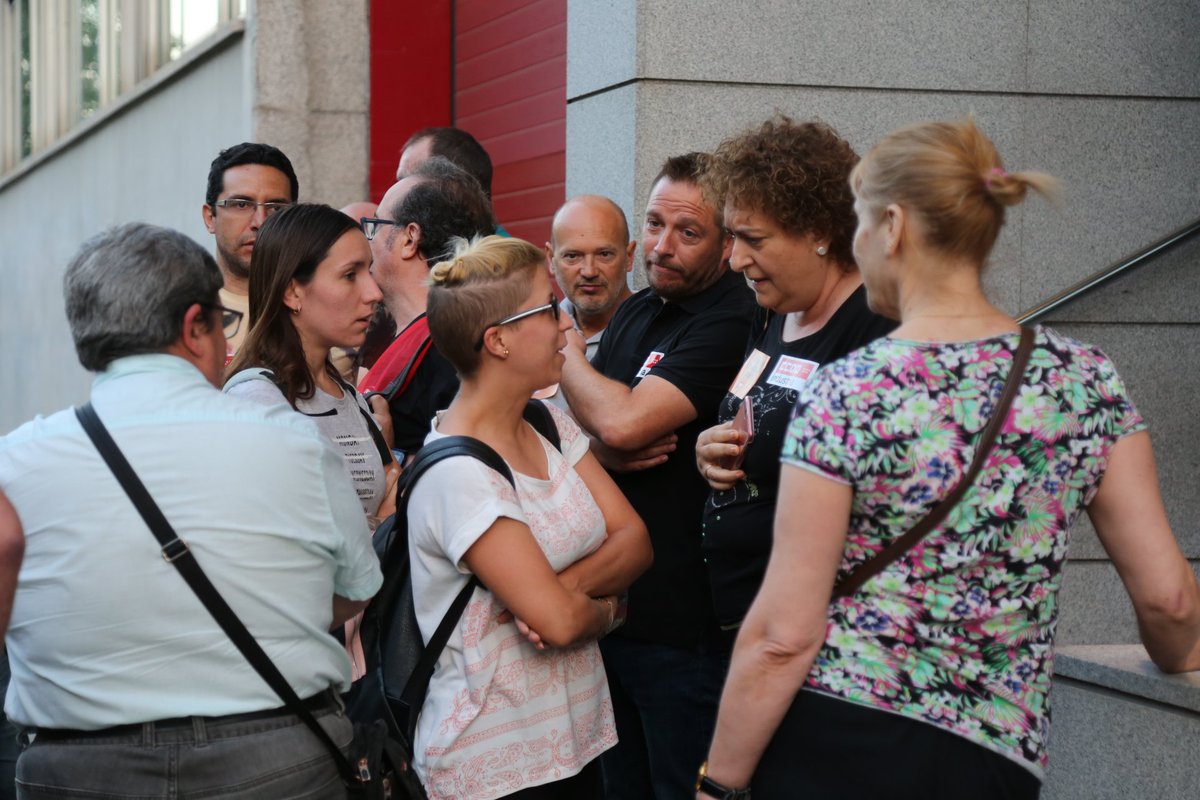CCOOMadrid's tweet photo. Hoy 19J huelga en el sector textil, un sector feminizado por el que reclamamos una subida de salario para dejar el minimo en 14000 € anuales. En #Madrid, en Mirto explicando a las compañeras los motivos de la huelga. A las 11h mani de Callao a Sol #HuelgaTextil19J #CCOO https://t.co/z2fZeq8uCz