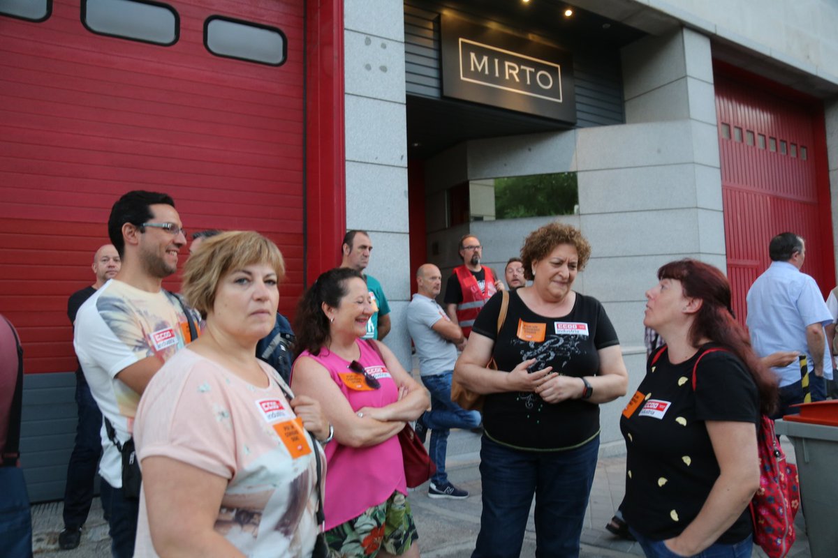 CCOOMadrid's tweet photo. Hoy 19J huelga en el sector textil, un sector feminizado por el que reclamamos una subida de salario para dejar el minimo en 14000 € anuales. En #Madrid, en Mirto explicando a las compañeras los motivos de la huelga. A las 11h mani de Callao a Sol #HuelgaTextil19J #CCOO https://t.co/z2fZeq8uCz