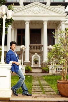 MAYURPA66804530's tweet photo. From dancing in front of Mannat in Bas Itna Sa Khwaab Hai to making it his own palace, @iamsrk has come a long way 👑❤
#21YearsOfYesBoss
Mannat in Yes Boss & now - dreams come true 💫😻 https://t.co/uzUkvQL4Wb