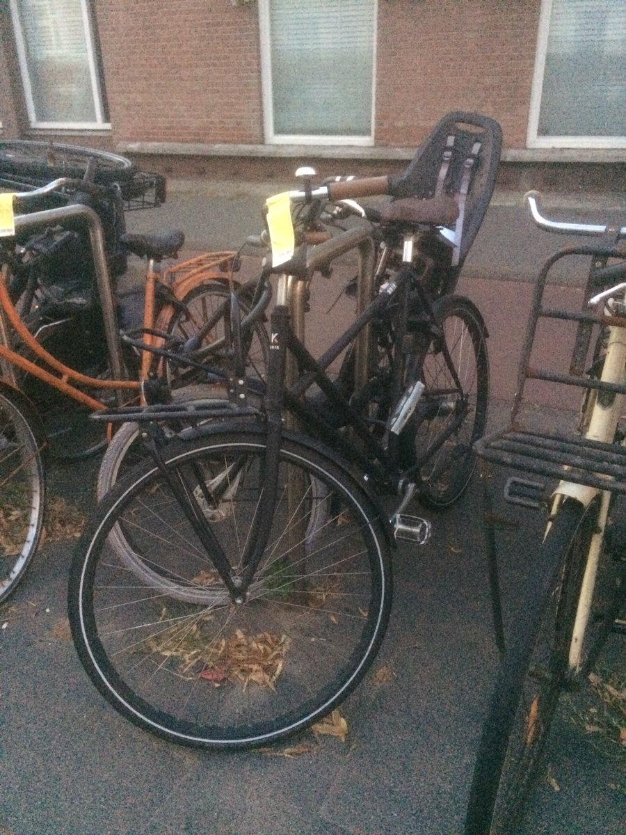 Fietswacht #DenHaag haalt  in zomervakantie goede fietsen uit de rekken.  Onder motto slecht onderhoud. Bizar #Brik fiets <a href="/GemeenteDenHaag/">Gemeente Den Haag</a>