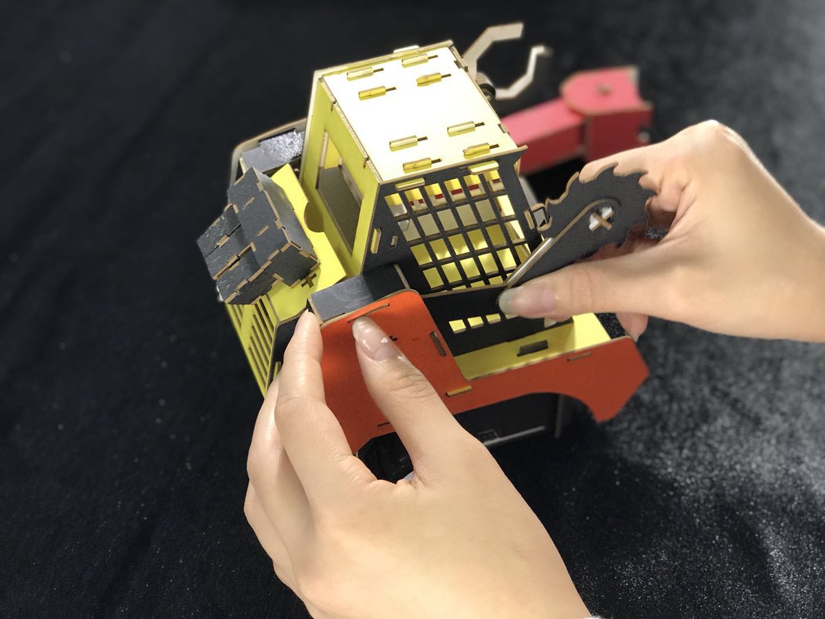 kickduino's tweet image. Project we love : The DIY Bots Chassis has Replaceable Cardboard to Learn Code by KicoCarton @Kickstarter☞kck.st/2zEZJh7