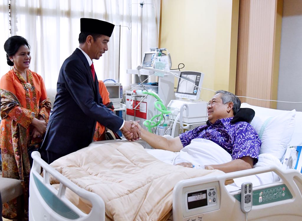 Membesuk Bapak Susilo Bambang Yudhoyono yang sedang dirawat di rumah sakit, siang ini. 

Saya mengajak kita semua berdoa untuk kesembuhan beliau, semoga Pak SBY segera pulih dan kembali berkegiatan seperti sediakala.