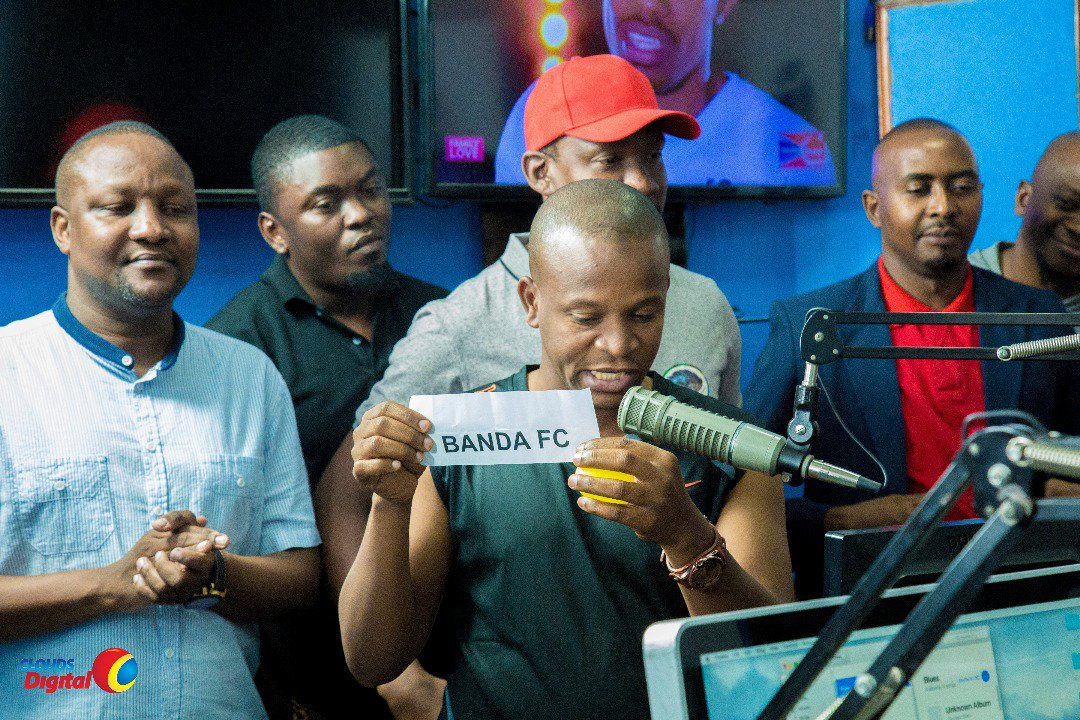 CloudsMediaLive's tweet photo. Jumapili itakuwa vita ya wanasiasa, wachumi na viongozi mbalimbali: #Clouds360 #BandaFc watapambana na Chumba Cha Habari #BurudaniFc

@Hassanngoma3 anasema viongozi kama @JMakamba wameshatangaza kuwa upande wa timu yao. Tunatarajia kupata kauli rasmi za viongozi kufahamu timu zao https://t.co/jK9V0aIM2P