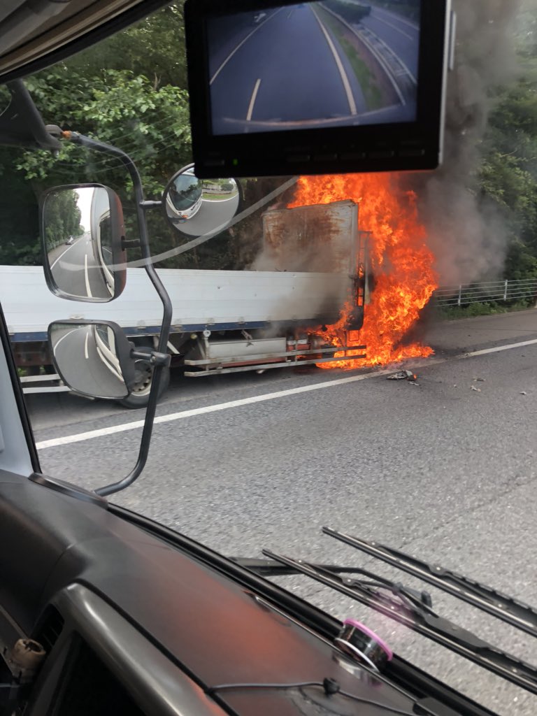 東北道の那須IC付近でトラックが燃える車両火災の画像