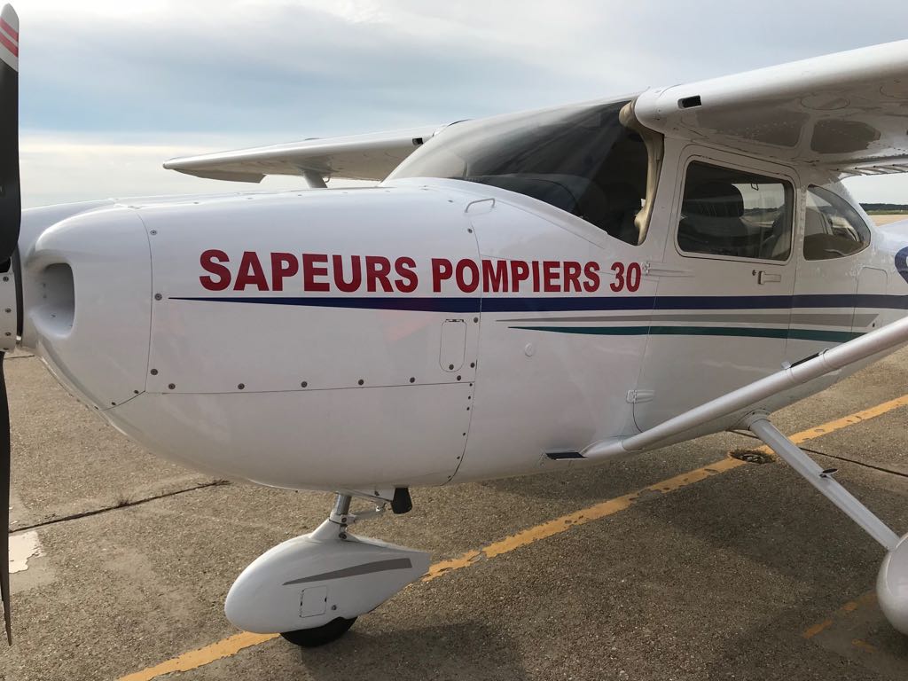 pompiersdugard's tweet photo. Hey ! On vs le présentait la semaine dernière. Ça vous dirait une immersion ds cet engin "#Horus30" ? Notre #CommunityManager @cycylienne sera aux côtés de @fabricevoland et @lucbodoignet pour survoler le Gard aujourd'hui. Pour ne rien manquer, suivez le live sur notre #Facebook https://t.co/6rEjBwD6Zk
