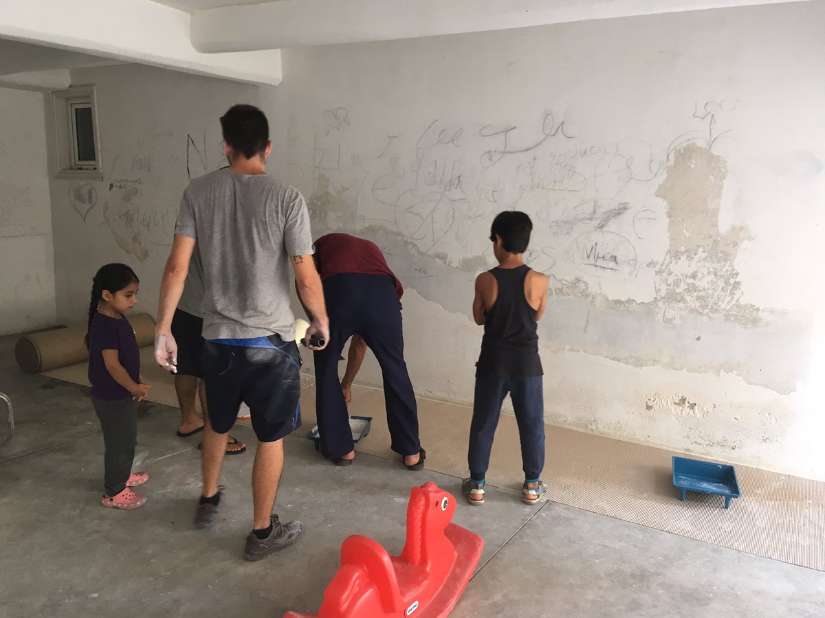 FundacioAcsar's tweet photo. Mans a l’obra! Voluntaris del Proj Europeu #UNINTEGRA i refugiats atesos per. @SolidaritatUB pintem el garatge del bloc d’apartaments on s'allotgen 90 persones refugiades a Atenes per crear un espai comunitari. Hi farem cinema, tallers, i activitats per a infants, dones i joves. https://t.co/pvYytCsMCt
