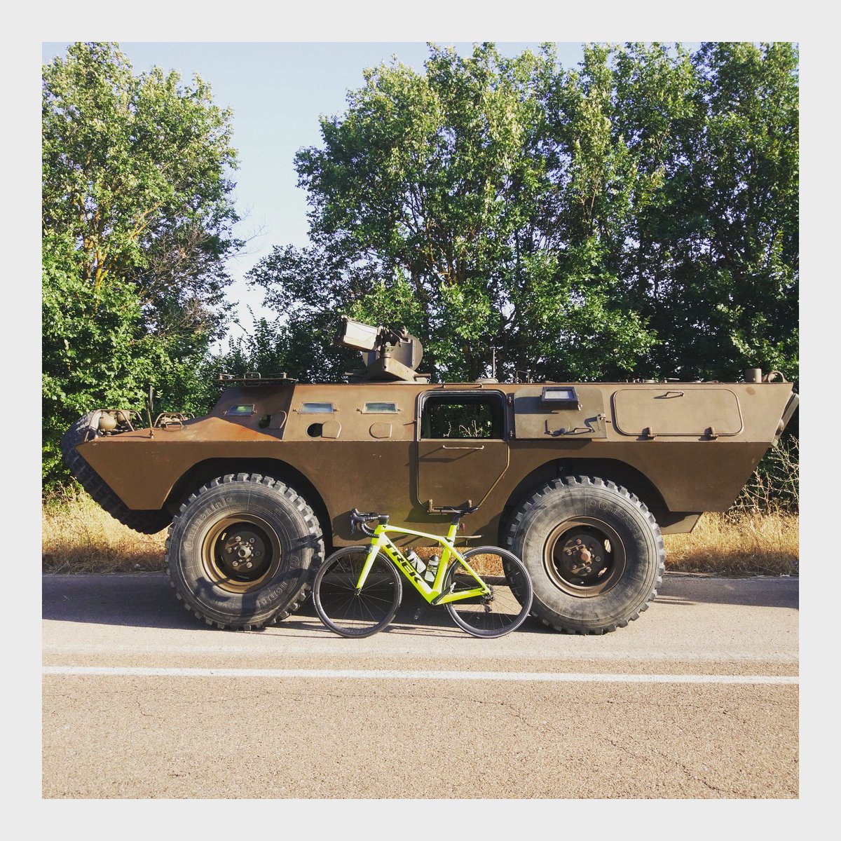 Dos máquinas de matar....
#yellowteam 
#yellowriders
#transpyrambassador 
#fun
#militar
#tanquedeguerra 
#picofttheday 
#instabike 
#roadbike 
#madone9 
#instacycling 
#cyclinglife 
#pornbike