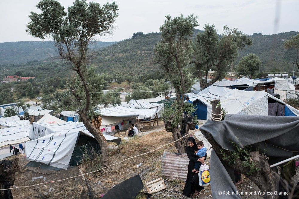 msf_de's tweet photo. 8000 Menschen auf einem Gelände, das für 3000 ausgelegt ist.
1 Toilette für 72 Menschen.
1 Dusche für 84 Menschen.
Das sind die unmenschlichen Bedingungen, denen die Menschen im Flüchtlingslager #Moria auf #Lesbos ausgesetzt sind. https://t.co/HkZYQB8PSc