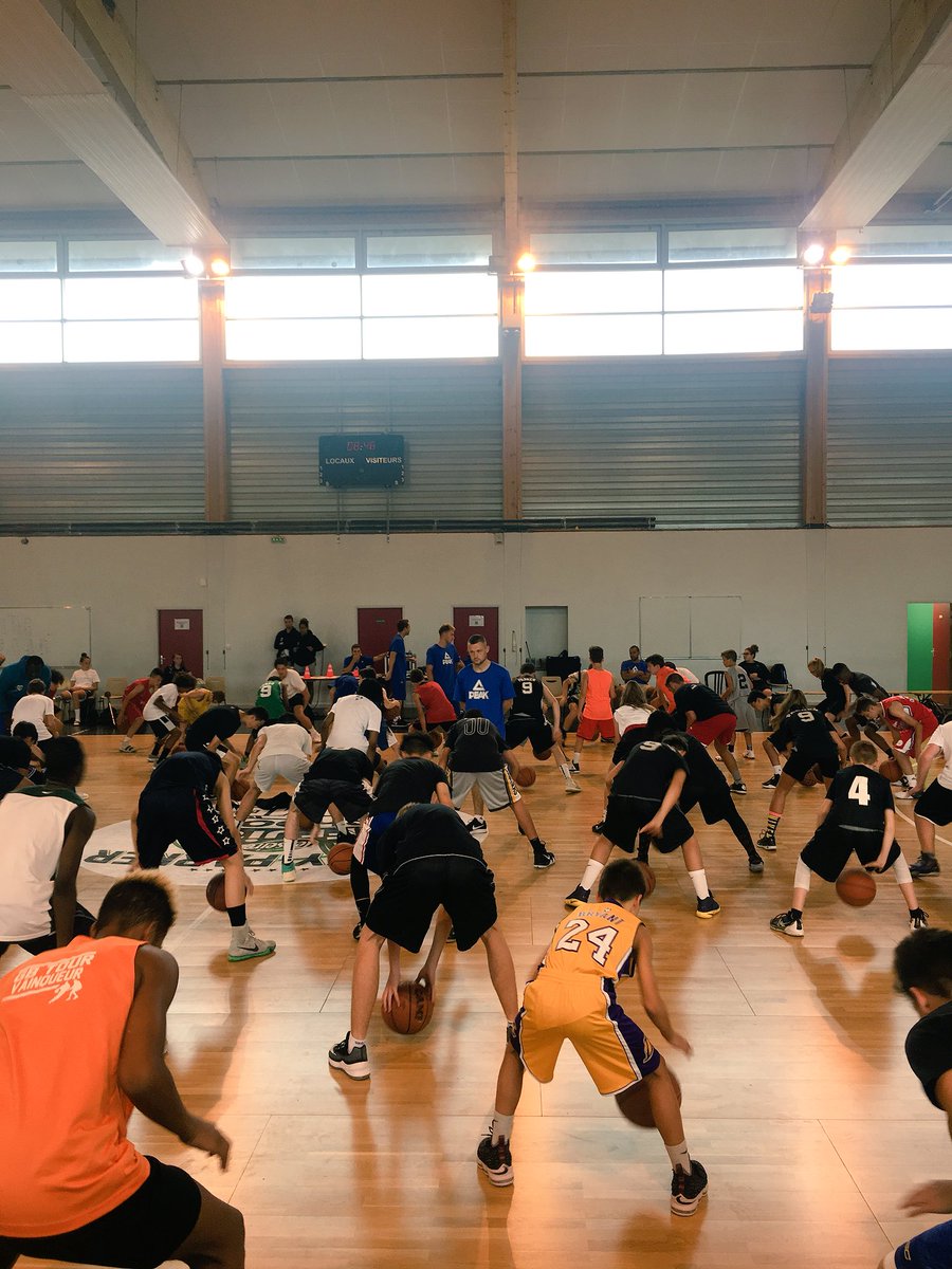 tpfscamp's tweet photo. Jour 4 : warm up collectif sur le thème de la dextérité #TonyParkerFruitShootCamp https://t.co/dgNssd4kLw