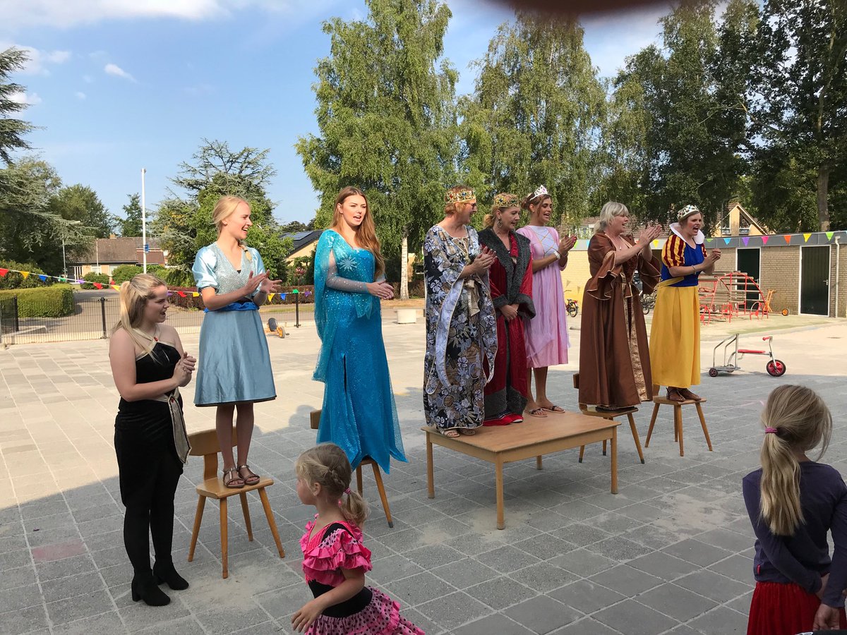 Juffendag. Sprookjes de hele dag door. Gefeliciteerd met jullie verjaardag.