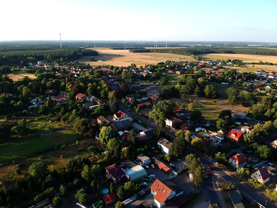 Ein sommerlicher Blick aus südwestlicher Richtung auf die Ortsmitte Ladeburgs

 #Brandenburg #Bernau #Ladeburg #Landschaft #Aussicht #WunderbaresLadeburg #Draufsicht