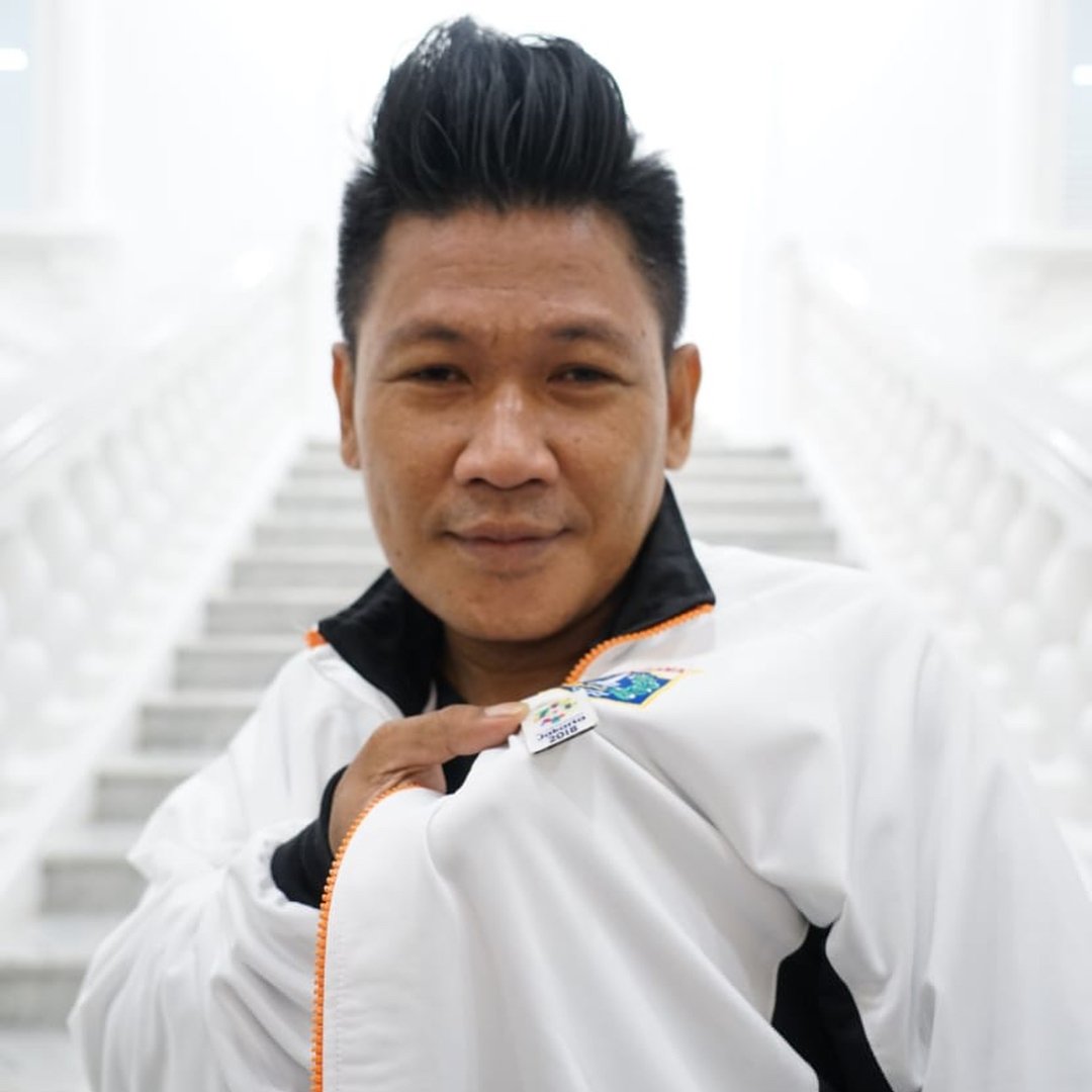 Inilah inisiator pemasang bendera negara-negara peserta Asian Games di Pluit Selatan Raya, Jakarta Utara. Mungkin bendera yang dipasang tidak terlihat mewah, hanya menggunakan tiang bambu. Tapi niatnya ingin menyukseskan dan menguatkan demam Asian Games patut kita acungi jempol.