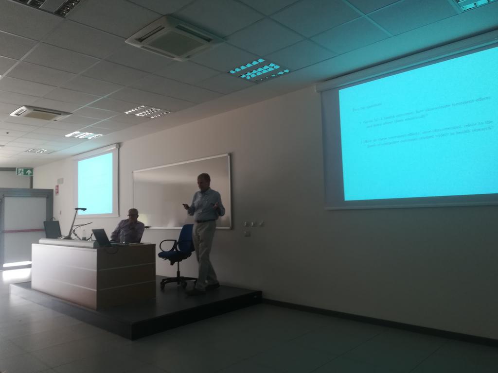 MosconeF's tweet photo. The great @JohnMullahy presenting treatment effects and how they relate to outcomes
At the #HEW18 Health Econometrics workshop
Cc @paolo_berta https://t.co/mDU5BpKyi9