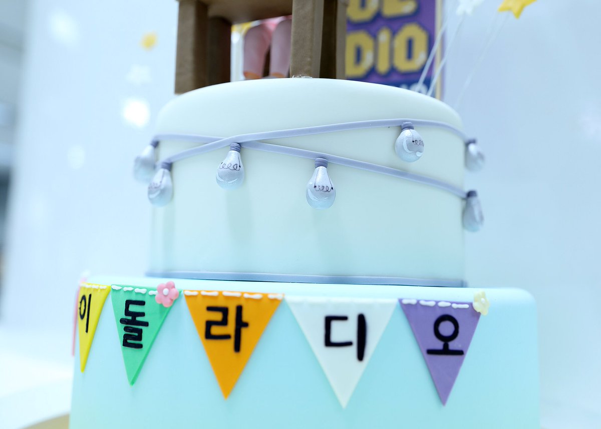 idolradiokorea's tweet photo. *경*축* 큐브엔터테인먼트에서 소속가수 서은광님의 DJ를 축하하며 케이크를 보내 주셨습니다🎂 론칭쇼 의상도, 실버라이트도, 로고도, 마이크도, 스티커까지 디테일 ㅉㅓㄹ......굉장히 많이 살아있고 귀여워서 눙물😭 

#아이돌라디오 #비투비 #서은광 #idolradio #mbcradio https://t.co/r43bpB2Qfy