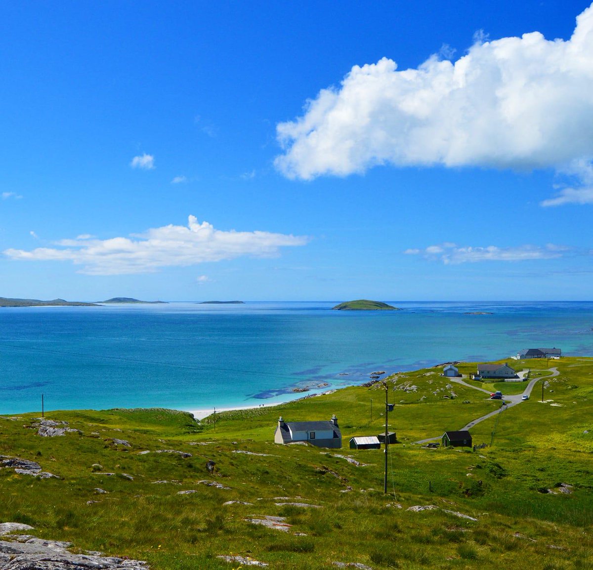 VisitScotland's tweet image. The perfect balance between land, sea &amp;amp; sky 🌊 😍 📍 Eriskay, #OuterHebrides 📷 FB/Debbie Neilson  #VisitOuterHebrides #ScotlandIsNow
